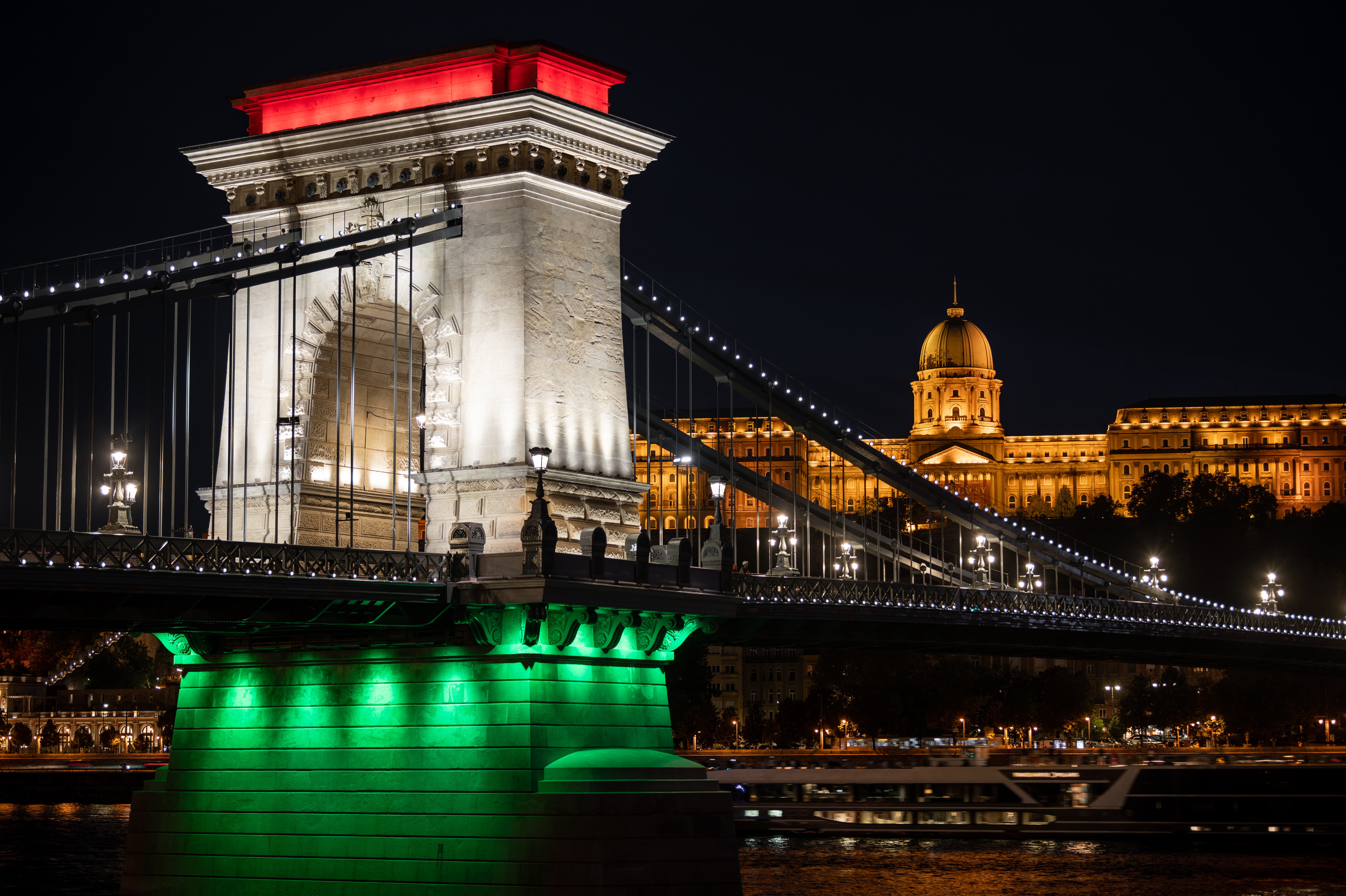 Széchenyi Chain Bridge, Budapest